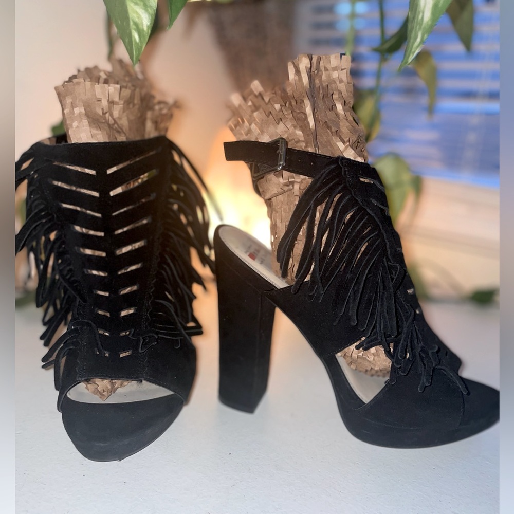Super cute black fringe heel!!